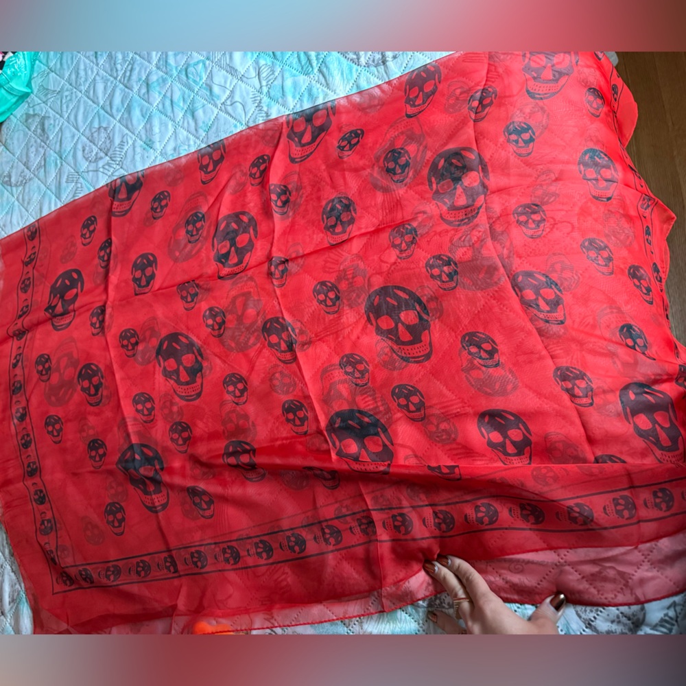 Alexander McQueen Red and Black Skull Print Silk Scarf - Picture 4 of 14
